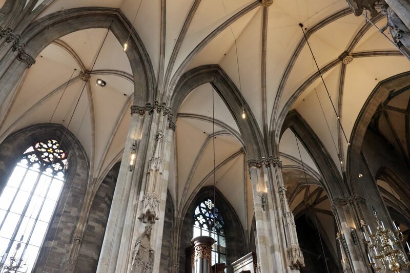 „Brandakte Stephansdom – Rekonstruktion einer Katastrophe“, Die Zerstörung des Stephansdoms gilt als eine der Urkatastrophen der Stadt Wien. Niemand konnte es fassen, dass dieses Wahrzeichen wenige Tage vor Kriegsende ein Raub der Flammen wurde. Diesen Ostermontag jährt sich der Brand von St. Stephan auf den Tag genau zum 75. Mal. Doch haben sich die Dinge wirklich so zugetragen, wie die meisten Menschen heute glauben? Welche Verkettung von widrigen Umständen brauchte es, um diese Kirche untergehen zu lassen? Dombaumeister Wolfgang Zehetner nimmt in dieser ORF-III-Neuproduktion historische Ermittlungen auf und untersucht mit modernsten Mitteln der Computeranimation den wahren Grund für den Untergang des Stephansdoms im Jahr 1945. Zeugen wie Lothar Kodeischka, der damals eigenhändig die ersten Flammen zu löschen versuchte, und der österreichische Wehrmachtshauptmann Gerhard Klinkicht, der den Befehl hatte, den Dom kaputt zu schießen, liefern wertvolle Hinweise auf den wahren Verlauf dieser Katastrophe. Welches Bild ergibt sich, wenn Wolfgang Zehetner alle neue Fakten wie ein Puzzle zusammen setzt? R: Manfred Corrine und Wolfgang Niedermair SENDUNG: ORF3 – SO – 01.11.2020 – 18:40 UHR. – Veroeffentlichung fuer Pressezwecke honorarfrei ausschliesslich im Zusammenhang mit oben genannter Sendung oder Veranstaltung des ORF bei Urhebernennung. – Bild: ORF/emb film/LEONHARD WEIDINGER „Brandakte Stephansdom – Rekonstruktion einer Katastrophe“, Die Zerstörung des Stephansdoms gilt als eine der Urkatastrophen der Stadt Wien. Niemand konnte es fassen, dass dieses Wahrzeichen wenige Tage vor Kriegsende ein Raub der Flammen wurde. Diesen Ostermontag jährt sich der Brand von St. Stephan auf den Tag genau zum 75. Mal. Doch haben sich die Dinge wirklich so zugetragen, wie die meisten Menschen heute glauben? Welche Verkettung von widrigen Umständen brauchte es, um diese Kirche untergehen zu lassen? Dombaumeister Wolfgang Zehetner nimmt in dieser ORF-III-Neuproduktion historische Ermittlungen auf und untersucht mit modernsten Mitteln der Computeranimation den wahren Grund für den Untergang des Stephansdoms im Jahr 1945. Zeugen wie Lothar Kodeischka, der damals eigenhändig die ersten Flammen zu löschen versuchte, und der österreichische Wehrmachtshauptmann Gerhard Klinkicht, der den Befehl hatte, den Dom kaputt zu schießen, liefern wertvolle Hinweise auf den wahren Verlauf dieser Katastrophe. Welches Bild ergibt sich, wenn Wolfgang Zehetner alle neue Fakten wie ein Puzzle zusammen setzt? R: Manfred Corrine und Wolfgang Niedermair SENDUNG: ORF3 – SO – 01.11.2020 – 18:40 UHR. – Veroeffentlichung fuer Pressezwecke honorarfrei ausschliesslich im Zusammenhang mit oben genannter Sendung oder Veranstaltung des ORF bei Urhebernennung. – Bild: ORF/emb film/LEONHARD WEIDINGER