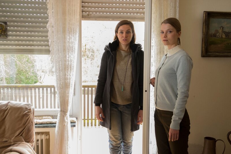 Irma Pak (Franziska Hartmann, l.) betreibt mit ihrem Mann äußerst engagiert ein Kunstprojekt für Flüchtlinge und Deutsche, doch was sie mit der geheimnisvollen Agnes Krüger (Henrike von Kuick, r.) verbindet, hat sie den Ermittler lange Zeit verschwiegen. – Bild: ZDF und Erika Hauri./​Erika Hauri