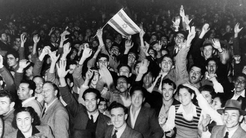 Hoffnung auf eine bessere Zukunft: Die bevorstehende Staatsgründung Israel wird in Tel Aviv bejubelt. – Bild: ZDF und Agence France Presse./​Agence France Presse