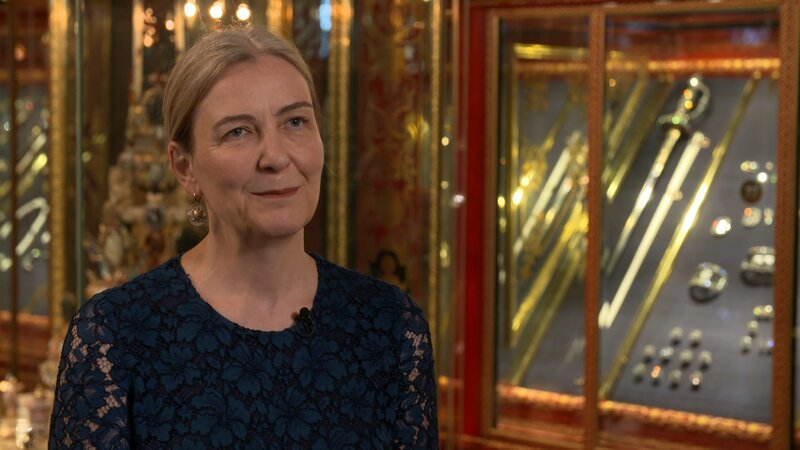 Marion Ackermann, Generaldirektorin der Staatlichen Kunstsammlungen Dresden, ist froh, dass ein Teil der Beute aus dem Grünen Gewölbe zurück ist. – Bild: ZDF und Karsten Wolff