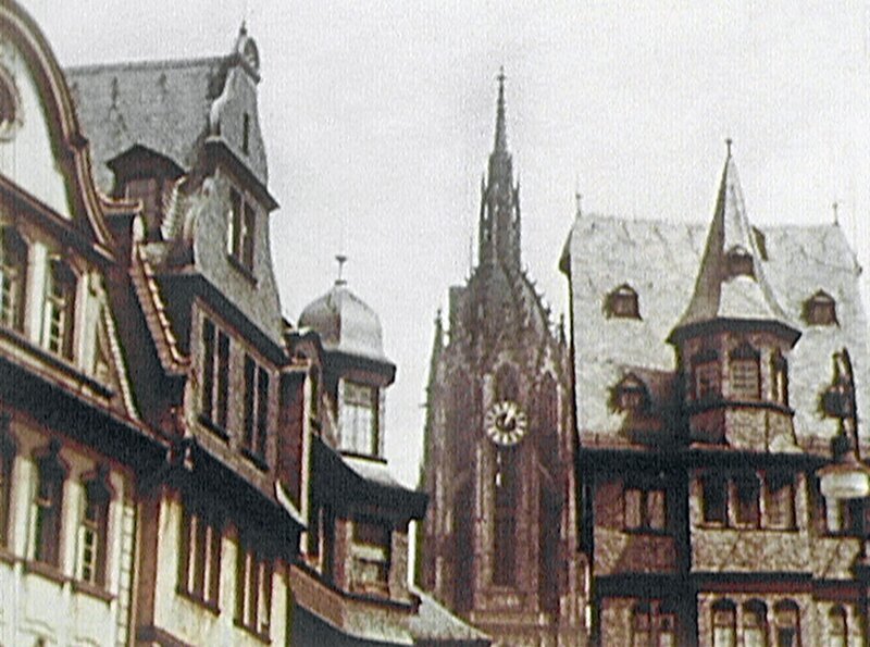 hr-fernsehen ALS FRANKFURT HUNDERT GASSEN HATTE, Wahre Geschichten aus der Altstadt, Ein Film von Jörg Adrian Huber, am Donnerstag (17.05.12) um 00:45 Uhr. Der Frankfurter Dom vom Römer her gesehen; Aufnahme aus einem Farbfilm von 1938. – Bild: HR