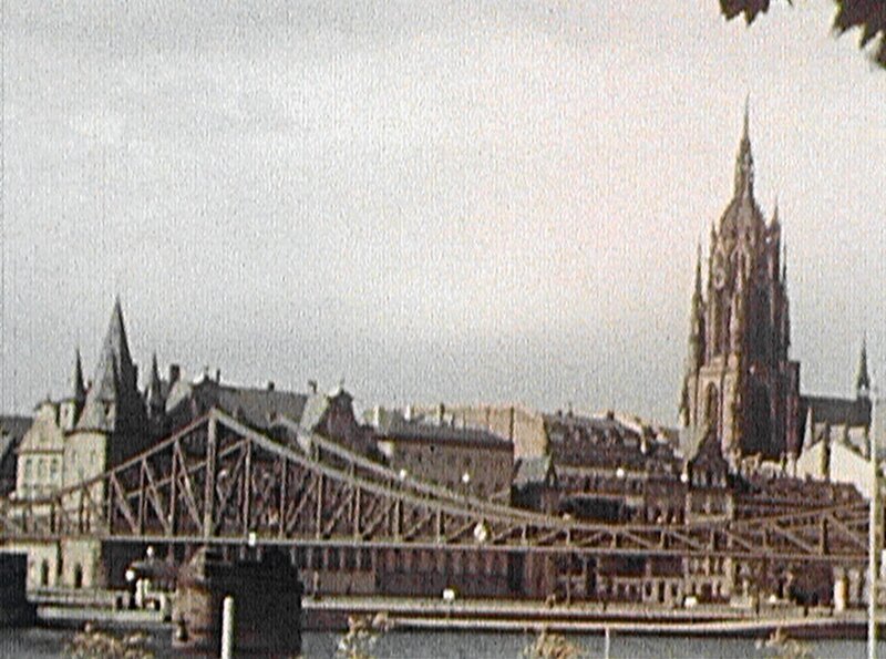 Die Frankfurter Altstadt mit Dom, vom Main her gesehen, im Vordergrund der „Eiserne Steg“; Aufnahme aus einem Farbfilm von 1938. – Bild: HR Die Frankfurter Altstadt mit Dom, vom Main her gesehen, im Vordergrund der „Eiserne Steg“; Aufnahme aus einem Farbfilm von 1938. – Bild: HR