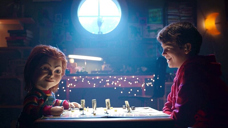 Der 13-jährige Andy (Gabriel Bateman) spielt mit seinem neuen Freund, der Puppe „Chucky“.. – Bild: RTL Zwei