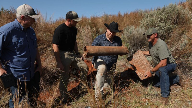 L-R: Joe Langley, Jesse Dodson, Josh Gates und Jamie Dodson untersuchen mögliche Artefakte des Dodson-Lagers. – Bild: Circle The Globe Productions /​ Photobank: 37781_ep709_032 /​ Discovery Communications LLC