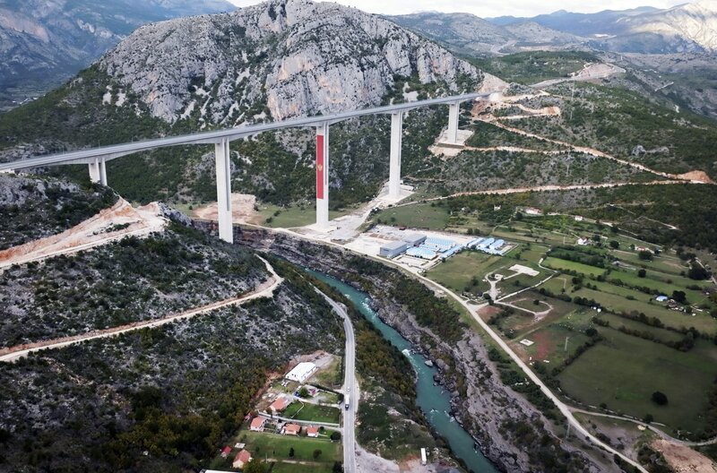 Luftaufnahme der vom chinesischen Staatsunternehmen CRBC (China Road and Bridge Corporation) in Montenegro gebauten Autobahn – Bild: Broadview TV /​ © Broadview TV