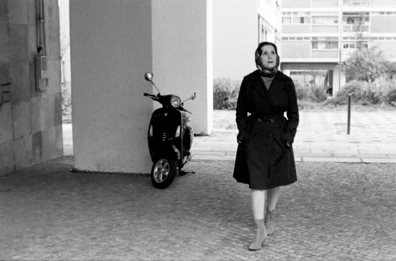 „Wo ist diese Straße?“ nimmt Bezug auf Paulo Rochas Film „Die grünen Jahre“ aus dem Jahr 1963, zeichnet ein Bild des aktuellen Lissabons und geht der Frage nach, wer sich in den Räumen der Stadt bewegt. – Bild: House on fire/​Terrateme Filmes/​Filmes Fantasma /​ © House on fire/​Terrateme Filmes/​Filmes Fantasma