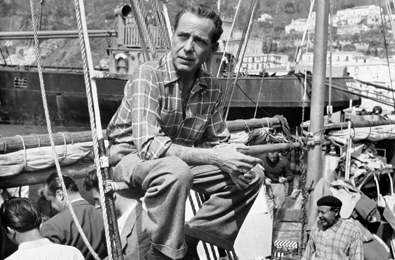 Humphrey Bogart auf einem Boot vor Amalfi – Bild: Getty Images /​ © Getty Images