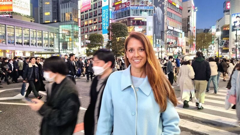 Elena Bruhn an der Shibuya-Kreuzung in Tokio +++ Die Verwendung des sendungsbezogenen Materials ist nur mit dem Hinweis und Verlinkung auf RTL+ gestattet. +++ – Bild: RTL /​ Extra Spezial 2023 – Mega Cities – Tokio – Folge 001