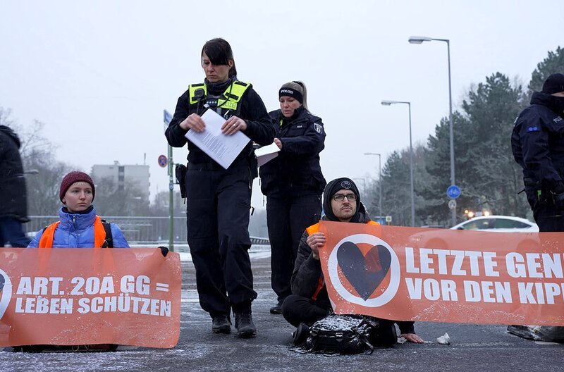 Lisa Winkelmann (vo. li.) und Christopher Starke (vo. re.) bei einer Blockade der „Letzten Generation“ in Berlin – Bild: arte