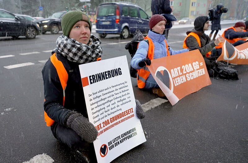 Maja und Lisa Winkelmann (v.l.) bei einer Straßenblockade der “Letzten Generation“ in Berlin – Bild: arte
