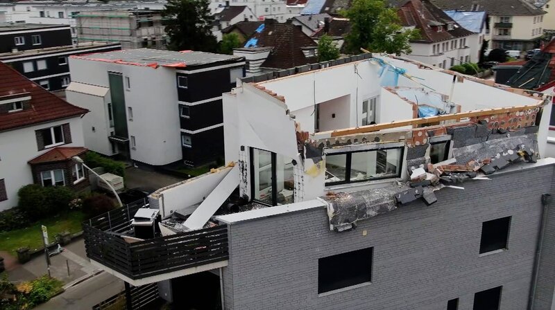 Haus ohne Dach: Eins von Hunderten abgedeckter Dächer in Paderborn. Es liegt in einem der am schwersten betroffenen Viertel: das Riemeke-Viertel. – Bild: WDR