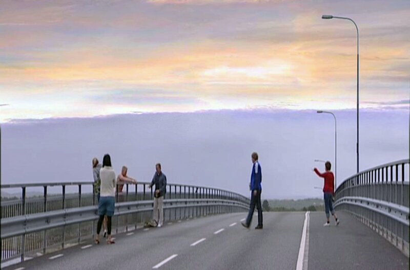 Ein 30-jähriger Mann feiert Mittsommernacht an der schwedischen Westküste: Dabei sollen seine Freunde zusehen, wie er von einer sehr hohen Brücke ins Meer springt. – Bild: arte