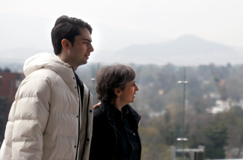 Emilio und Carmen Aristegui: Als Carmen – eine bekannte mexikanische Investigativjournalistin – wichtige Recherchen für Mexiko durchführte, wurde sie mit Hilfe der Spyware Pegasus bespitzelt. – Bild: arte