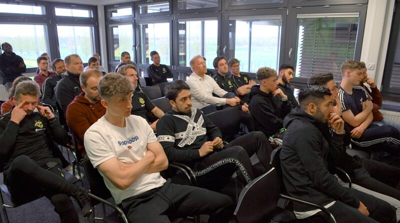 Jugendspieler des BVB bei einer Sitzung bei Borussia Dortmund. – Bild: ZDF und WDR/​CORSO Film – und Fernsehproduktion/​Christoph Hübne