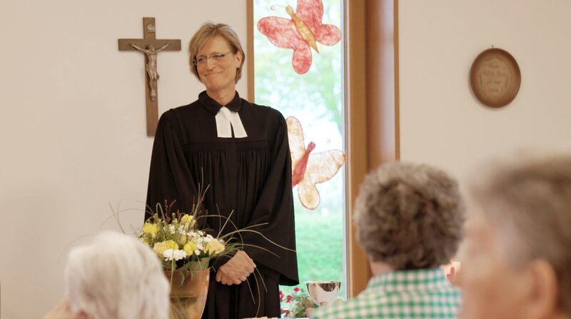 Wenn Herr Pfarrer zur Pfarrerin wird – Bild: ZDF und WDR/​Manuel Rees.