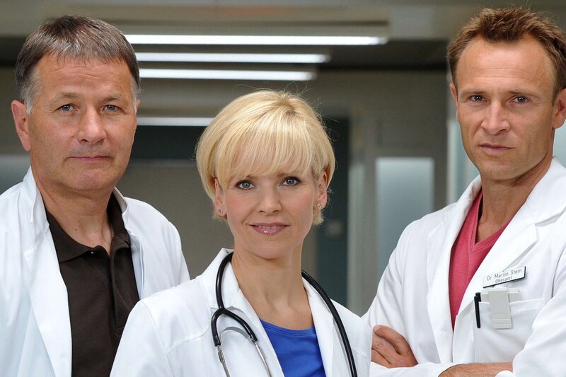 In aller Freundschaft Staffel 21 Thomas-Rühmann als Dr. Roland Heilmann, Andrea Kathrin Loewig als Dr. Kathrin Globisch, Bernhard Bettermann als Dr. Martin Stein SRF/​ARD/​Degeto – Bild: SRF1