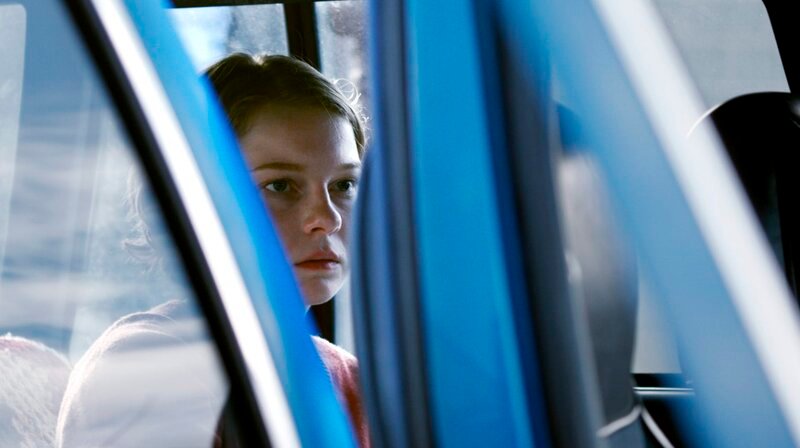 Eine deutsche Teenagerin (Stephanie Amarell) im Auto irgendwo im Süden der USA. – Bild: MDR/​Martin Gasch