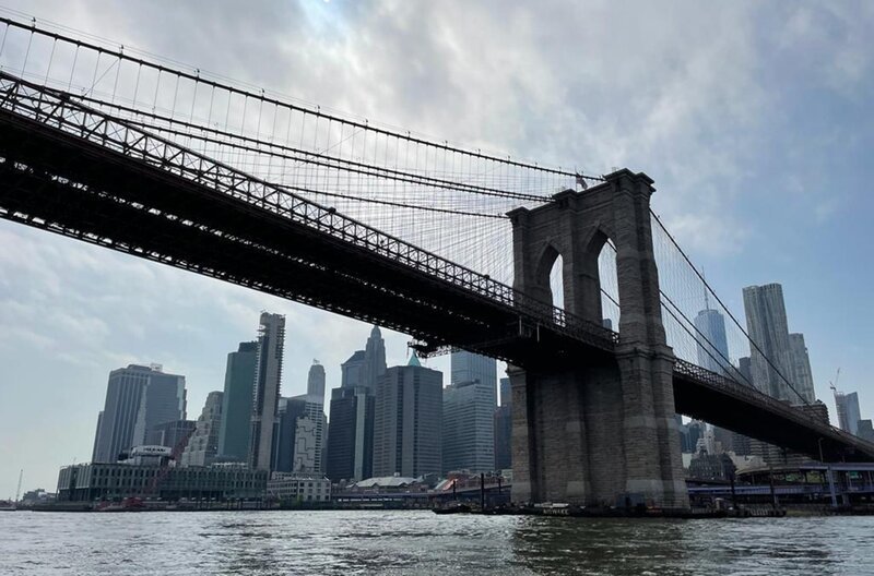 Die Brooklyn Bridge war die erste Brücke, die an stählernen Drahtseilen hing. – Bild: Kiana Naghshineh/​Florianfilm /​ Die Brooklyn Bridge war die erste Brücke, die an stählernen Drahtseilen hing.