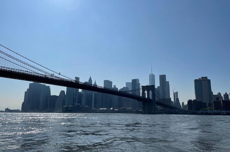 Die Brooklyn Bridge verbindet Manhattan und Brooklyn, die zwei Zentren der Hafenstadt New York. – Bild: Kiana Naghshineh/Florianfilm / Die Brooklyn Bridge verbindet Manhattan und Brooklyn, die zwei Zentren der Hafenstadt New York. Die Brooklyn Bridge verbindet Manhattan und Brooklyn, die zwei Zentren der Hafenstadt New York. – Bild: Kiana Naghshineh/Florianfilm / Die Brooklyn Bridge verbindet Manhattan und Brooklyn, die zwei Zentren der Hafenstadt New York.