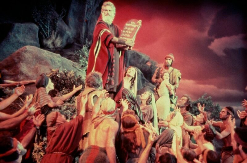 Moses (Charlton Heston) bekommt von Gott den Auftrag, sein Volk nach Hause zu führen. – Bild: BR, ARD Degeto, Paramount Pictures / ARD Degeto/BR/Paramount Pictures Moses (Charlton Heston) bekommt von Gott den Auftrag, sein Volk nach Hause zu führen. – Bild: BR, ARD Degeto, Paramount Pictures / ARD Degeto/BR/Paramount Pictures