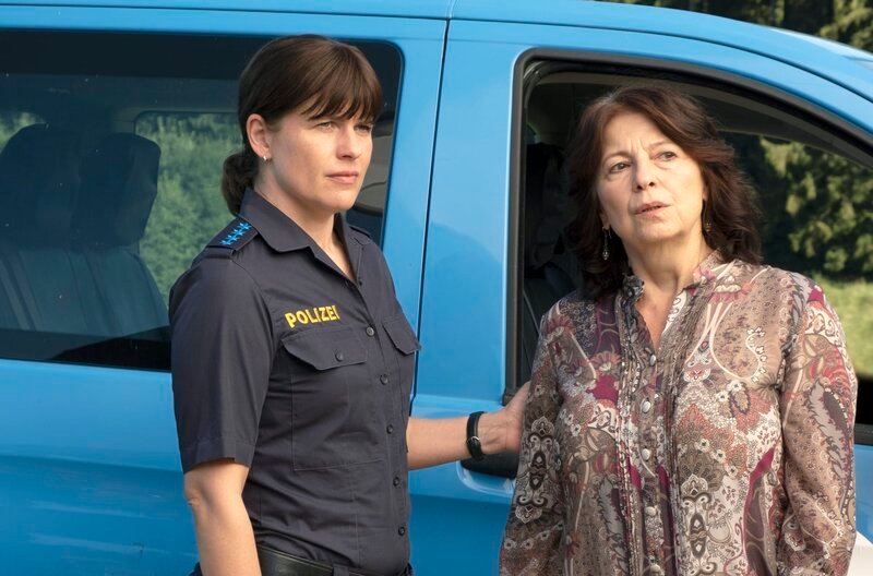 Tinka (Isabell Polak, li.) verzichtet für ihre Mutter Louise (Irene Kugler, re.) auf eigene Lebensträume. – Bild: ARD Degeto/Kerstin Stelter Tinka (Isabell Polak, li.) verzichtet für ihre Mutter Louise (Irene Kugler, re.) auf eigene Lebensträume. – Bild: ARD Degeto/Kerstin Stelter