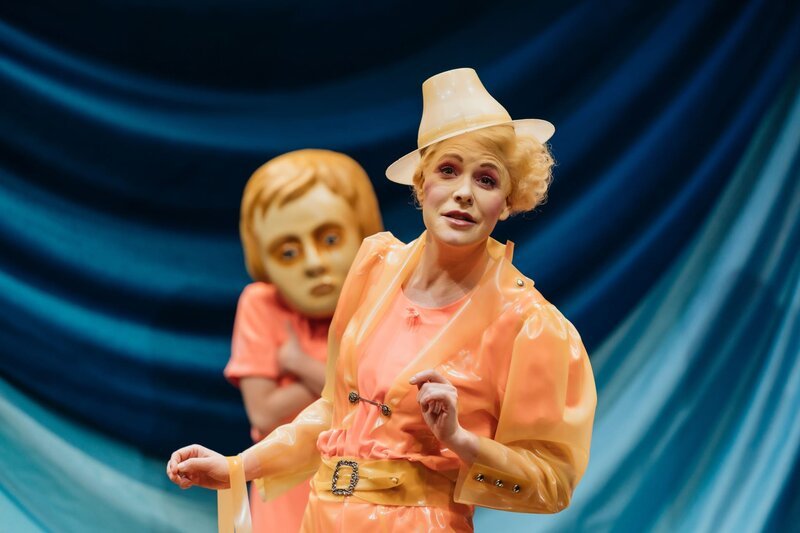 Stefanie Dvorak als Erzählerin in „Die Eingeborenen von Maria Blut“ am Wiener Akademietheater. – Bild: ZDF und Susanne Hassler-Smith.