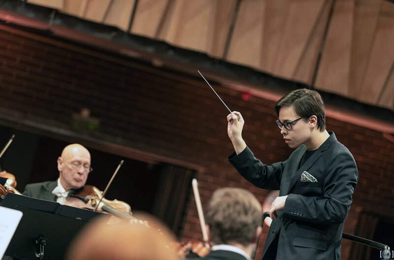 Das Lettische Nationale Symphonieorchester ist einer der Eckpfeiler der lettischen Nationalkultur. Der Dirigent Tarmo Peltokoski wählte für sein Antrittskonzert Werke aus seiner Heimat Finnland, dem Gastgeberland Lettland und England. – Bild: ZDF /​ © janisphoto /​ © janisphoto