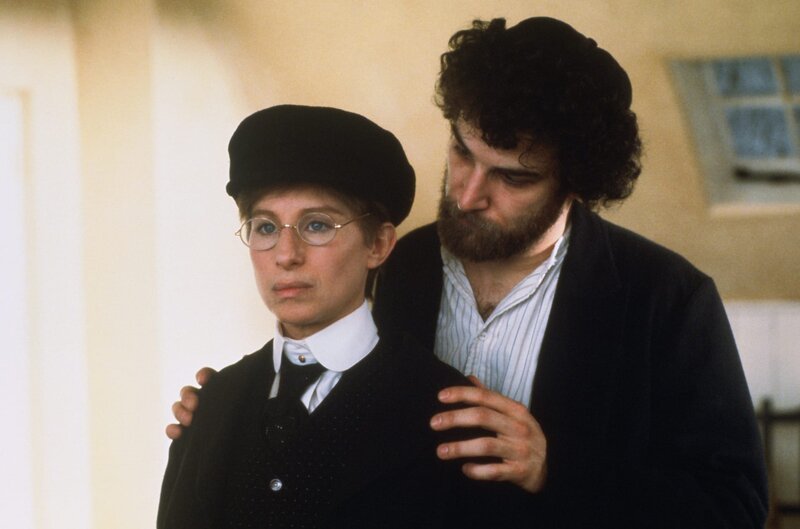 Yentl (Barbra Streisand, l.) ; Avigdor (Mandy Patinkin, r.) – Bild: 1983 Ladbroke Entertainments Limited. All Rights Reserved. Lizenzbild frei