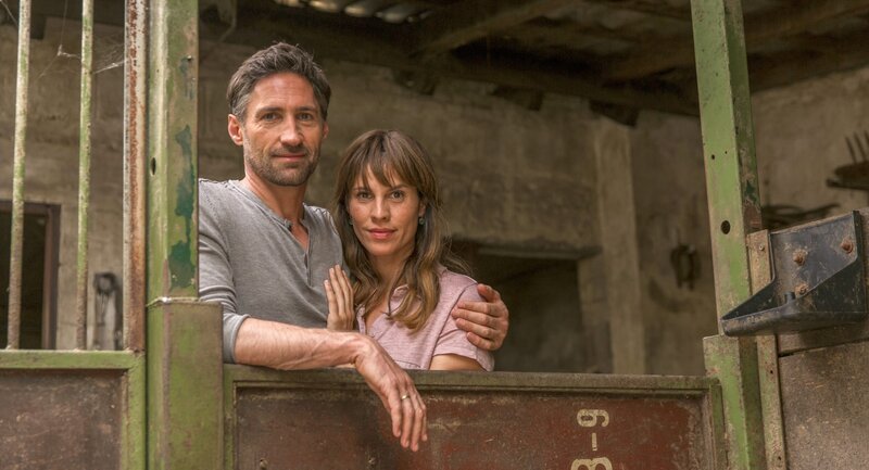 Benjamin Sadler (Gunnar Thorsteeg), Jasmin Gerat (Heike Thorsteeg). – Bild: ORF/​Sony Pictures