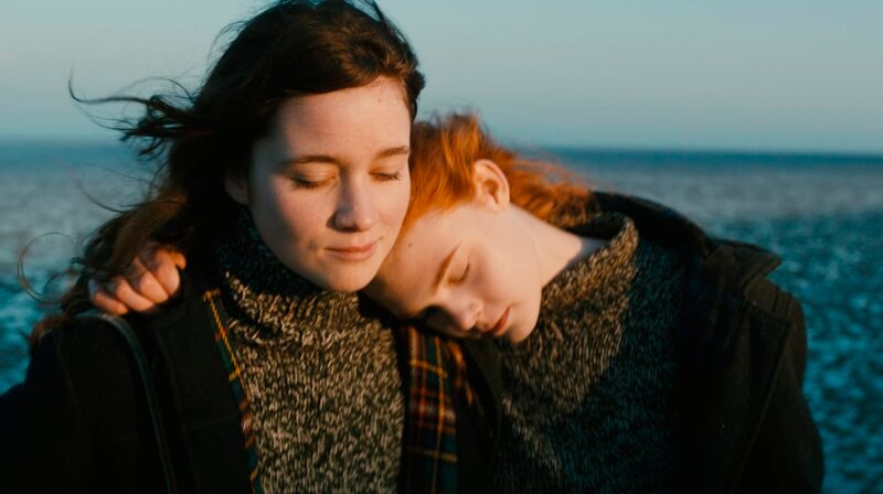 Rosa (Alice Englert,l.) und Ginger (Elle Fanning) sind allerbeste Freundinnen. – Bild: WDR/​Concorde Filmverleih GmbH