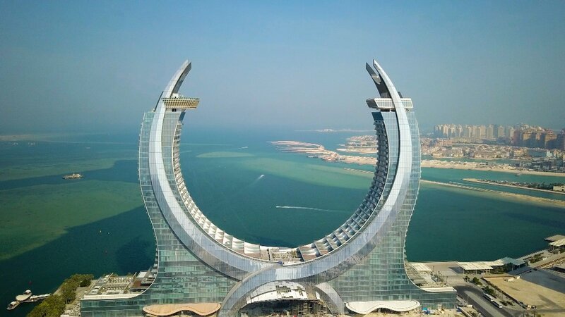 Bildüberschrift: Der KATARA Tower. Das neue Wahrzeichen Dohas, der Hauptstadt des Emirates Katar am Arabischen Golf. 10 Jahre haben Planung und Bau der beiden Türme gedauert. – Bild: N24 Doku