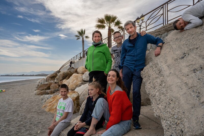 Kristin (2.v.l.), Philine (M.) und Gerhard (2.v.r.) schließen in Süditalien viele Freundschaften. – Bild: ZDF und Anna Baranowski./Anna Baranowski Kristin (2.v.l.), Philine (M.) und Gerhard (2.v.r.) schließen in Süditalien viele Freundschaften. – Bild: ZDF und Anna Baranowski./Anna Baranowski