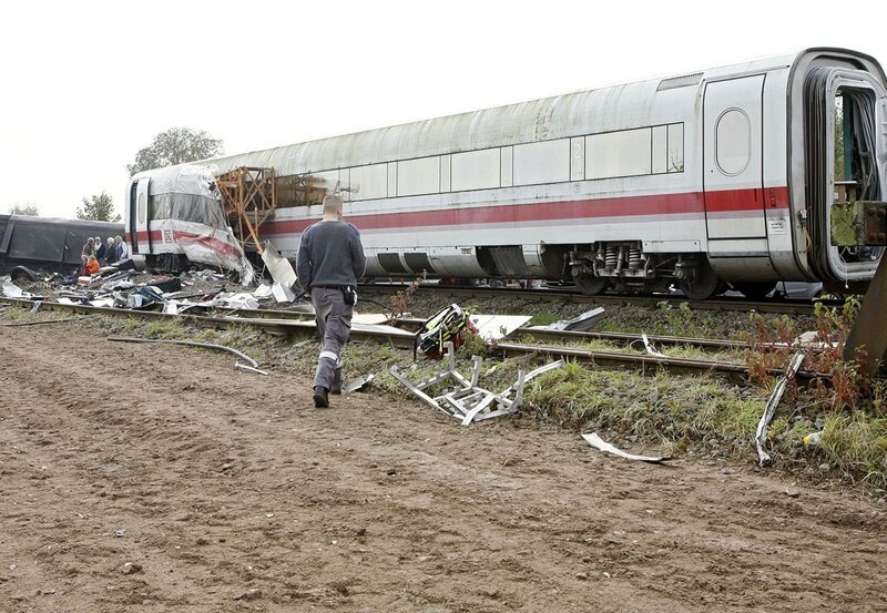 45 Uhr vom NDR im Ersten. Der Film „Eschede Zug 884“ rekonstruiert die Geschichte des ICE-Zugunglück vom 3.6.1998. Das Motiv zeigt nachgestellte Szenen. – Bild: NDR