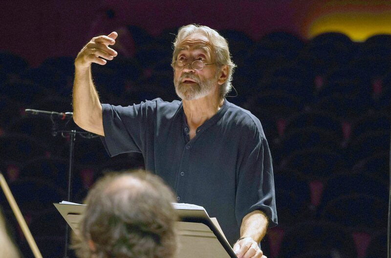Jordi Savall dirigiert Mozarts Requiem. – Bild: Toni Peñarroya Barcelona / © Toni Peñarroya Barcelona Jordi Savall dirigiert Mozarts Requiem. – Bild: Toni Peñarroya Barcelona / © Toni Peñarroya Barcelona