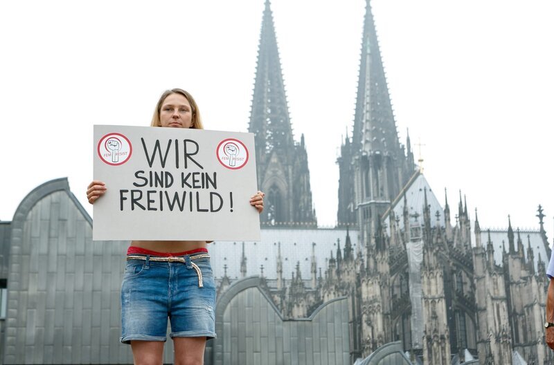 Die radikale Feministin Lisa (Liesa Kaltofen) protestiert mitten in Köln (im HG Kölner Dom) gegen Sexismus. – Bild: WDR/​ARD/​Kai Schulz