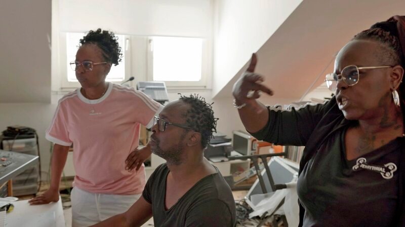 V.l.n.r.: Shary Reeves, ihr Bruder Andrew und ihre Schwester Terry arbeiten gemeinsam an einem neuen Song. – Bild: WDR/Lichtblick Film V.l.n.r.: Shary Reeves, ihr Bruder Andrew und ihre Schwester Terry arbeiten gemeinsam an einem neuen Song. – Bild: WDR/Lichtblick Film