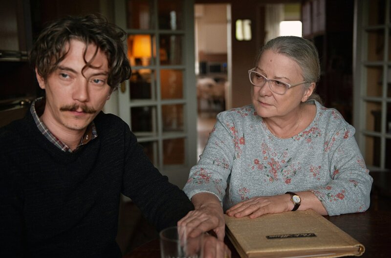 Gelobt sei Gott – Bild: Jean-Claude Moireau /​ Emmanuel (Swann Arlaud) wird von seiner Mutter Irène (Josiane Balasko) unterstützt. Er hat immer noch mit den Folgen der Misshandlungen zu kämpfen.