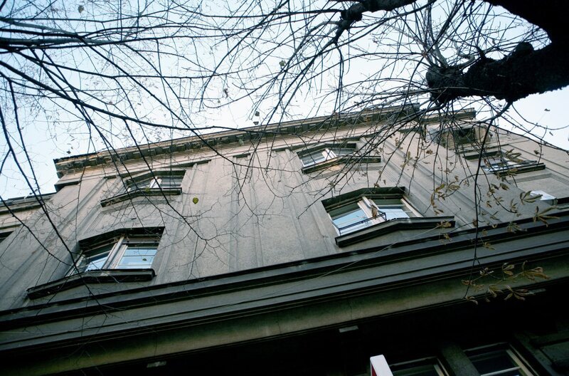 Das Haus, in dem sich die Wohnung der Familie Turajlic befindet, in der serbischen Hauptstadt Belgrad – Bild: Mila Turajlic /​ Das Haus, in dem sich die Wohnung der Familie Turajlic befindet, in der serbischen Hauptstadt Belgrad