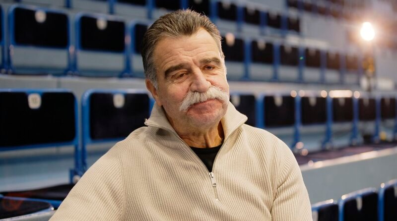 Heiner Brand verbindet mit der Westfalenhalle große sportliche Erfolge als Handballspieler und Trainer. – Bild: WDR/​Broadview TV/​Henning Drechsler