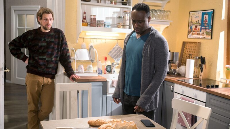 Hendrik (Jerry Kwarteng, r.) muss angestachelt feststellen, dass Joriks (Remo Schulze, l.) Brot wirklich besser schmeckt – Bild: NDR/​ARD/​Nicole Manthey