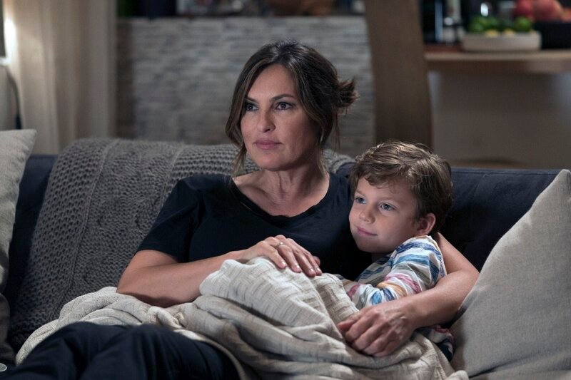 Lieutenant Olivia Benson (Mariska Hargitay) und Noah Porter-Benson (Jack Nawada-Braunwart) – Bild: RTL /​ Michele Short /​ NBC