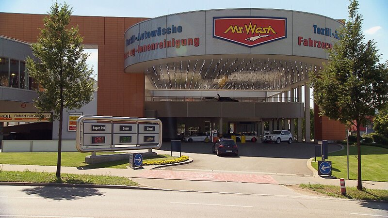 Jeden Tag werden in der Stuttgarter Waschanlage „Mr. Wash“ bis zu 4.000 Autos gereinigt. – Bild: BILD