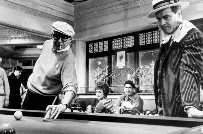 Jack Lemmon (re.) und Billy Wilder (li.) in „Das Mädchen Irma la Douce“. Jack Lemmon gehörte neben Gloria Swanson und William Holden zu Wilders Favoriten. – Bild: Bison Archives/​Marc Wanamaker /​ © Bison Archives/​Marc Wanamaker