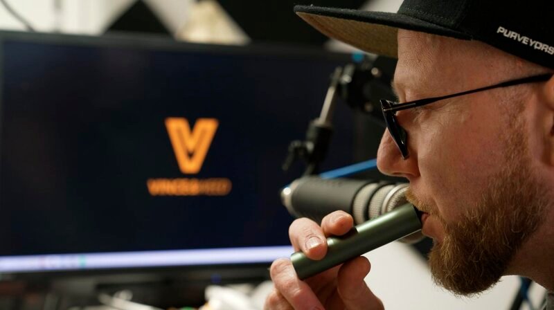 Vincent Kühne konsumiert sein Cannabis meistens über einen Vaporisator, eine Inhalation über Wasserdampf. – Bild: WDR/Graef Screen Productions/Jupp Tautfest Vincent Kühne konsumiert sein Cannabis meistens über einen Vaporisator, eine Inhalation über Wasserdampf. – Bild: WDR/Graef Screen Productions/Jupp Tautfest