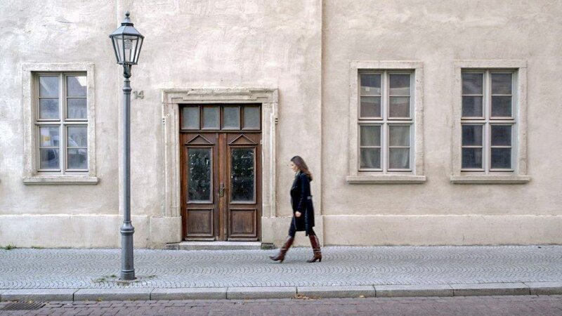 Ana de la Vega läuft durch Köthen. – Bild: ORF/Accentus Music/Michael Boomers Ana de la Vega läuft durch Köthen. – Bild: ORF/Accentus Music/Michael Boomers