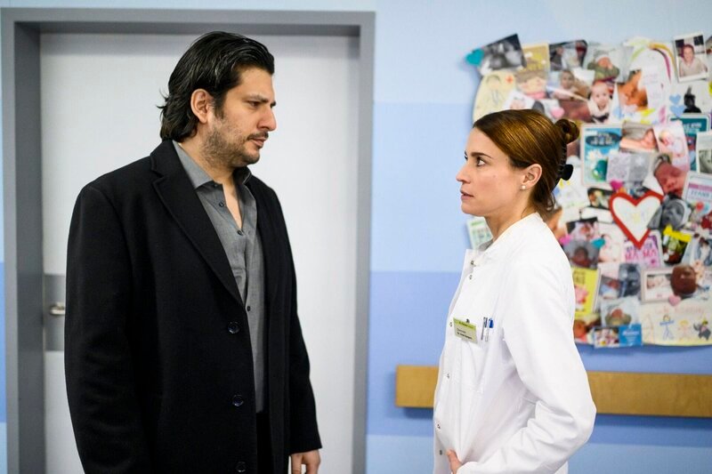 Maximilian (Francisco Medina) bekommt den bösen Verdacht, dass Dr. Seegers (Stefanie Wilpert) etwas vor ihm verbirgt. – Bild: RTL /​ Julia Feldhagen