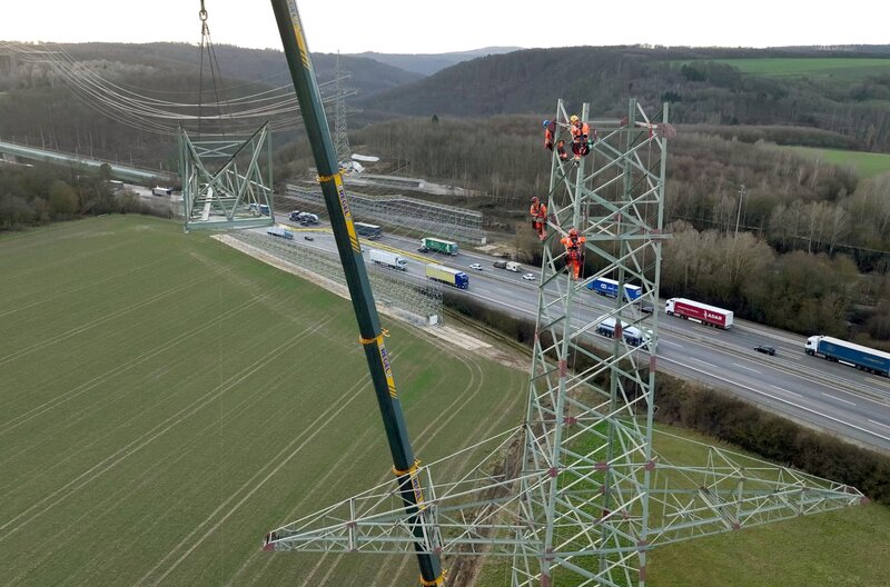 Hochspannung! Leitungen legen in luftiger Höhe – Bild: NDR/​Zentralfilm