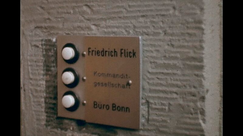 Klingelschild der Bonner Stabstelle des Flick Konzerns – von hier aus wurden die Spitzen der Republik korrumpiert. – Bild: WDR/LOOK Film Klingelschild der Bonner Stabstelle des Flick Konzerns – von hier aus wurden die Spitzen der Republik korrumpiert. – Bild: WDR/LOOK Film