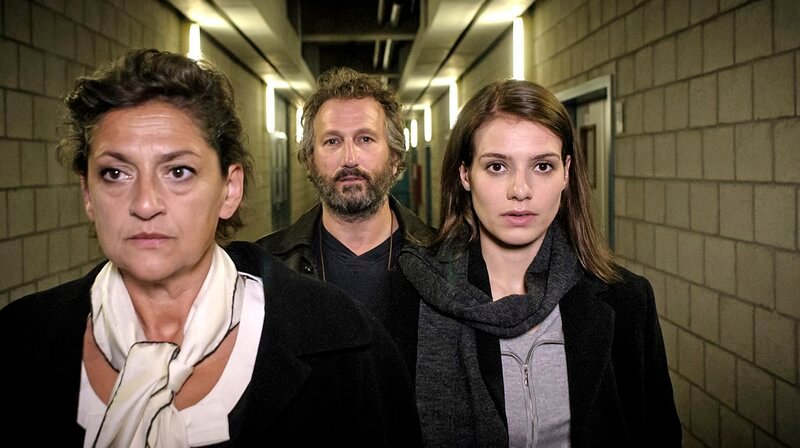 v.l. Ernestine Johansson (Annet Malherbe), Polizist Henk Bos (Marcel Musters) und Judith Jansen (Sallie Harmsen) – Bild: WDR/​Pief Weyman