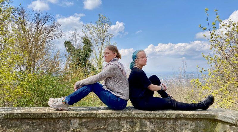 Schwierige Zeiten für die alleinerziehende Logopädin Katrin (43). Ihre 20-jährige Tochter Anna ist an einer schweren Depression erkrankt. Schon mit 13 Jahren hatte Anna eine Essstörung und verletzte sich selbst. Nun ist sie in einer Psychiatrie. Wie gelingt es der Mutter, damit umzugehen und sich von Zweifeln und Vorwürfen nicht selbst zu zerstören? Ein Film, der trotz aller Schwere Mut macht. – Bild: rbb/​Andrea Rothenburg